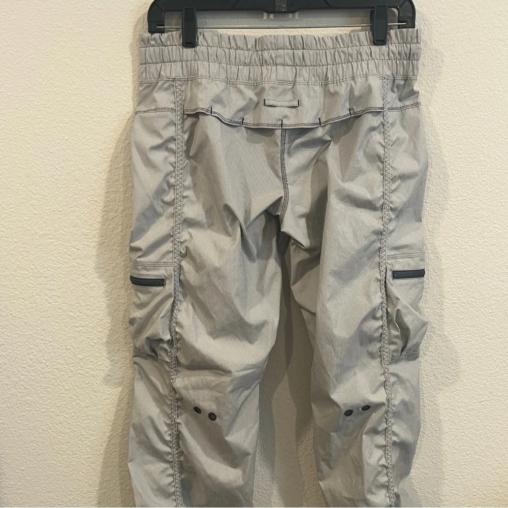 Lululemon gray and white striped older style pants size 4